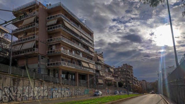 Πως θα προστατευτείτε από τους κακούς γείτονες – 10+5 ερωταπαντήσεις με όλες τις πληροφορίες για όσους μένουν σε πολυκατοικίες