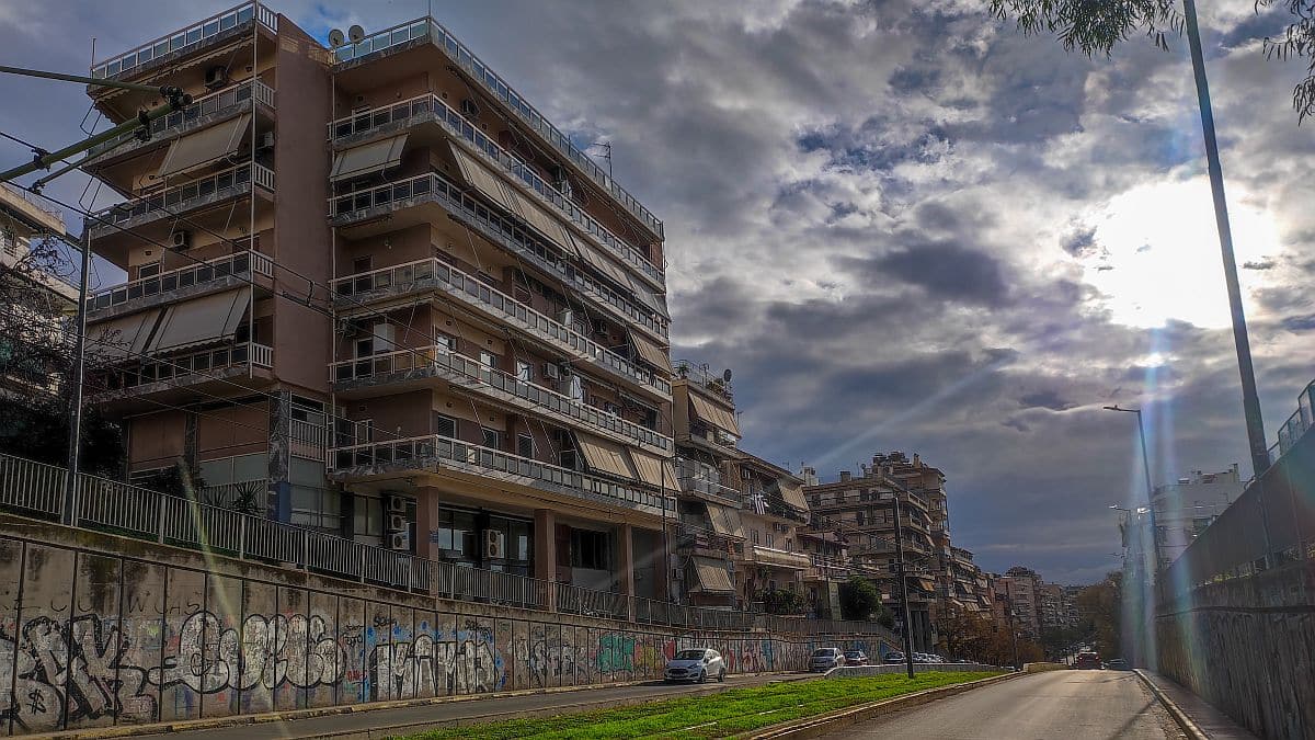 Πως θα προστατευτείτε από τους κακούς γείτονες – 10+5 ερωταπαντήσεις με όλες τις πληροφορίες για όσους μένουν σε πολυκατοικίες