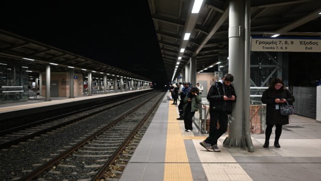 Αναστάτωση στον προαστιακό: Άγνωστοι πέταξαν πέτρες σε βαγόνια στα Άνω Λιόσια