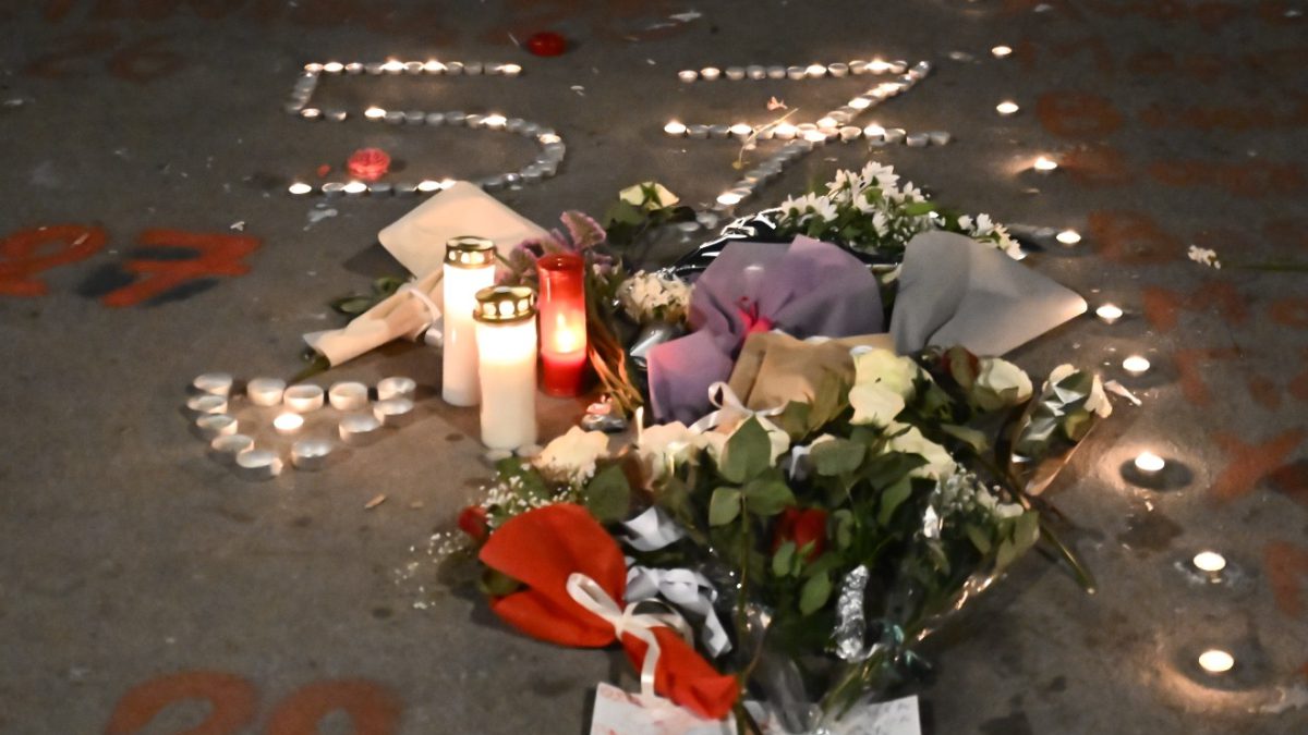 Άλλη μια νύχτα συγκίνησης για τα Τέμπη: Η καθιστική διαμαρτυρία με κεριά που σχημάτισαν τον αριθμό «57»