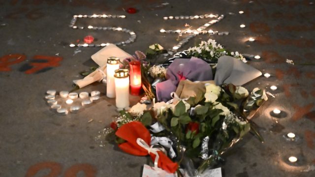 Άλλη μια νύχτα συγκίνησης για τα Τέμπη: Η καθιστική διαμαρτυρία με κεριά που σχημάτισαν τον αριθμό «57»