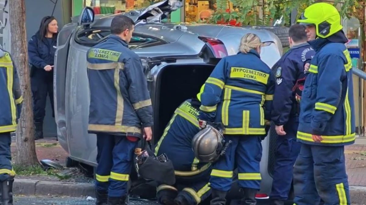 «Τούμπαρε» ΙΧ στην Πατησίων – Η επιχείρηση διάσωσης του οδηγού