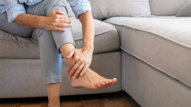 Υψηλή χοληστερόλη: 6 ασυνήθιστα σημάδια στα πόδια που σου «δείχνουν» το πρόβλημα