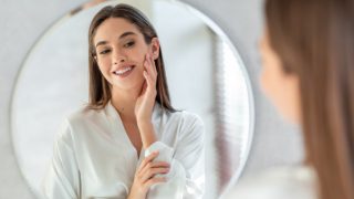 Η έξυπνη ρουτίνα για λιπαρή επιδερμίδα με ατέλειες