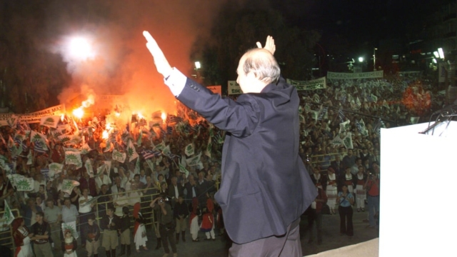 «Είχαμε σταματήσει σε 23 χωριά κι έπινε ρακή»: Η άγνωστη πλευρά του Κώστα Σημίτη