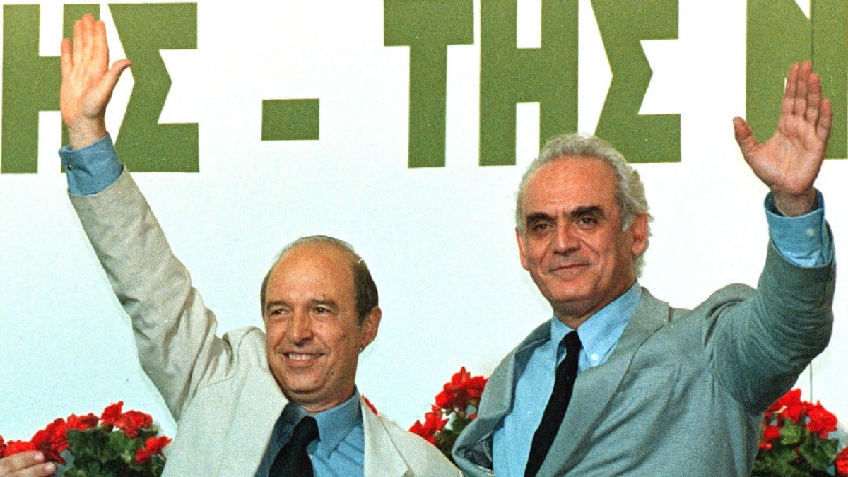 Το ιστορικό συνέδριο όπου εξελέγη πρόεδρος ο Κώστας Σημίτης: Ο παραλίγο πρωθυπουργός Τσοχατζόπουλος, η μεγάλη ένταση και η ενότητα του Κινήματος στην νέα εποχή