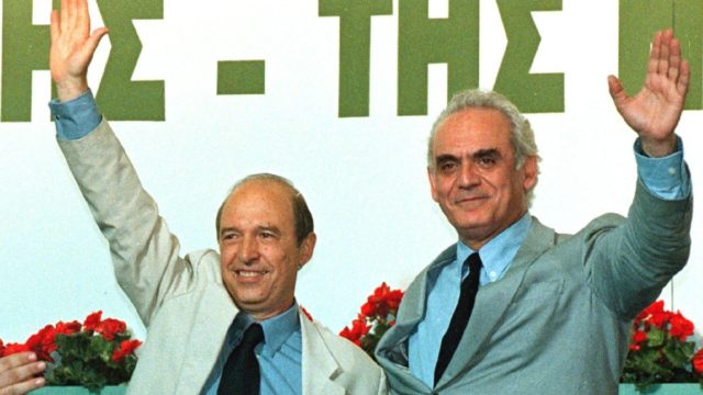 18/1/1996: Η ημέρα όπου η Ελλάδα άλλαξε πορεία – Ο Σημίτης κερδίζει τον Τσοχατζόπουλο και εκλέγεται πρωθυπουργός