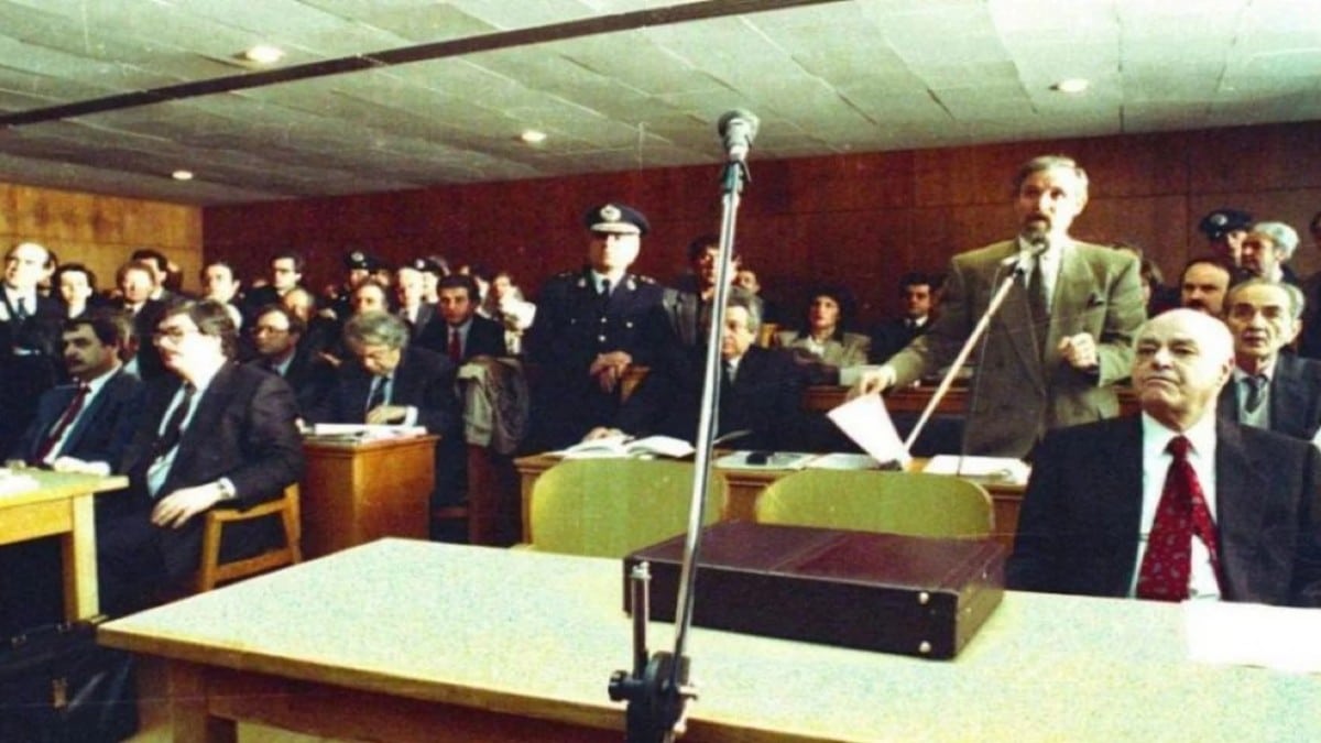 Σαν σήμερα, 16 Ιανουαρίου 1992: Το σκάνδαλο Κοσκωτά, η αθώωση Παπανδρέου και η ενοχή Τσοβόλα
