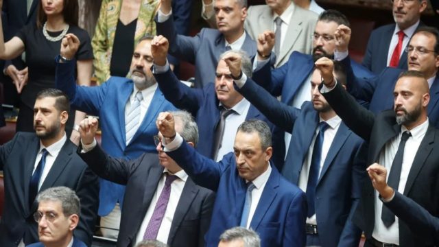Ήταν λογικό και έγινε πράξη: Η Επιτροπή Δεοντολογίας της Βουλής «κόβει» το κρατικό χρήμα στους υπόδικους Σπαρτιάτες