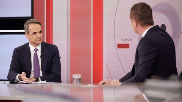 Ο Μητσοτάκης είναι ο ορισμός του «κωλοτούμπα» αλλά ο Σρόιτερ τον «στρίμωξε» για τα καλά