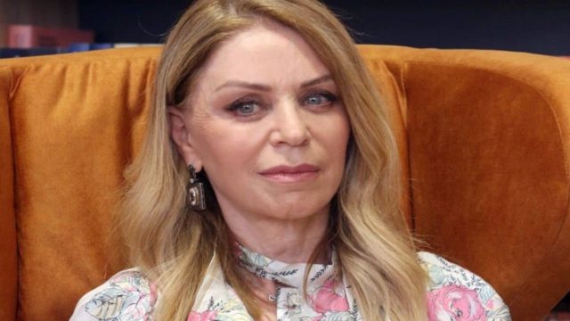 Πολυτάραχη ζωή για την Έλλη Στάη – Αυτοί είναι οι 5 γάμοι της δημοσιογράφου