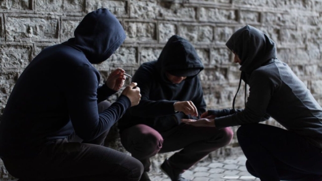 Χειροπέδες σε 16χρονους στο Κερατσίνι για ληστεία σε βάρος ανηλίκων: Τους άρπαξαν 188 ευρώ  από τα κάλαντα