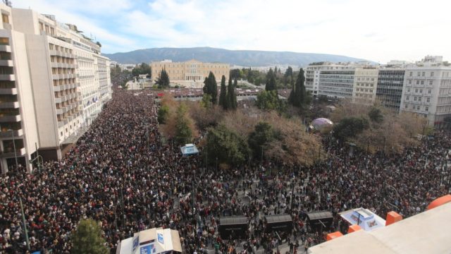 «Δεν έχω οξυγόνο»: Ανθρώπινη αλυσίδα στο Σύνταγμα για το δυστύχημα στα Τέμπη – Σε ισχύ κυκλοφοριακές ρυθμίσεις