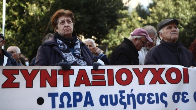 Ευχάριστα νέα για 670.000 συνταξιούχους: Αυτό είναι το σχέδιο της κυβέρνησης για αυξήσεις