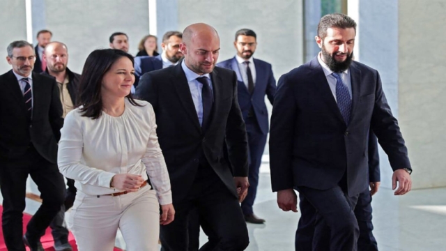 Ο Αλ Τζολάνι υποδέχθηκε στη Συρία τους ΥΠΕΞ Γαλλίας και Γερμανίας – Χειραψία μόνο με τον Μπαρόκ, όχι με τη Μπέρμποκ