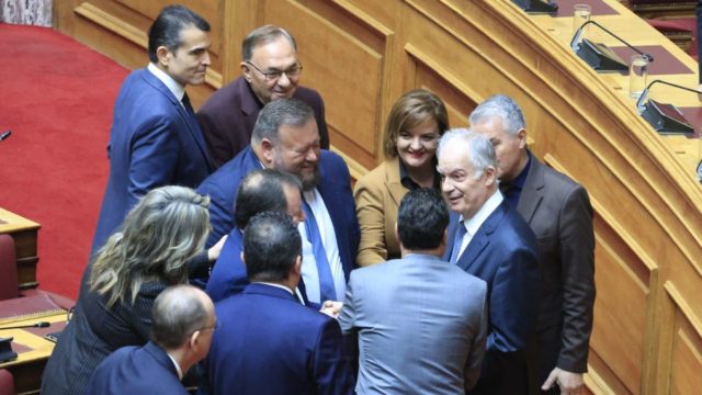 Μετά την υποψηφιότητα Τασούλα: Οι δύο βασικοί υποψήφιοι για τη θέση του Προέδρου της Βουλής