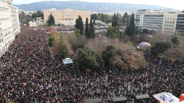 Συγκλονίζουν οι γονείς των Τεμπών από τη μεγαλειώδη πορεία στο Σύνταγμα: «Έριξαν τσιμέντο στο αίμα των παιδιών μας»