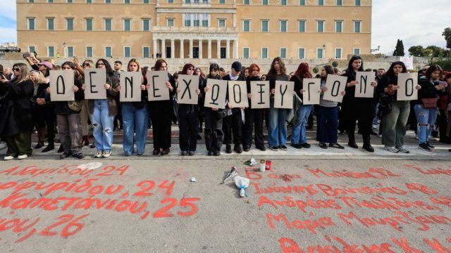 «Σε μια χώρα που έχει ταλέντο να ξεχνάει, αυτό είναι συγκλονιστικό»: Οργή λαού στον πανελλήνιο ξεσηκωμό για τα Τέμπη