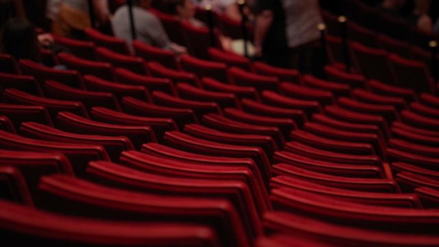 Απίστευτο περιστατικό στο Γαλάτσι: Πατέρας άφησε την κόρη του στο θέατρο και πήγε για μπύρες – Γύρισε μεθυσμένος