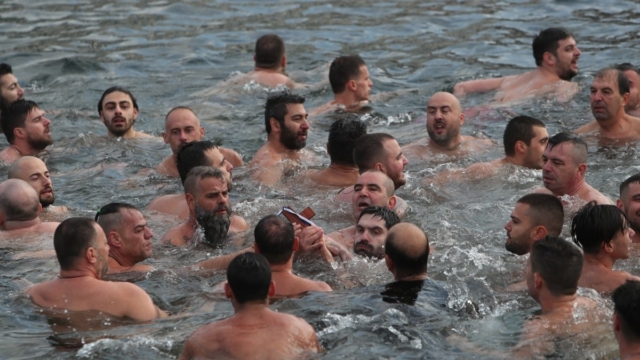 Θεσσαλονίκη: Ευτράπελο στον αγιασμό υδάτων, είχαν συνεννοηθεί να πιάσει τον σταυρό ένας 11χρονος αλλά….