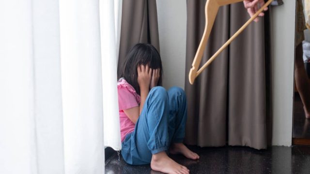 Σοκ στην Θεσσαλονίκη: Μητέρα ξυλοκόπησε την 14χρονη κόρη της επειδή έκανε σχέση – «Πήγε να με πνίξει»