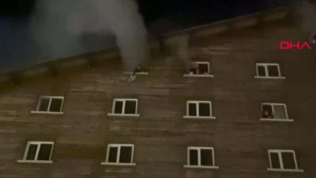 Φρικιαστικό βίντεο ντοκουμέντο από την τραγωδία στη Τουρκία: Οι γονείς ρίχνουν τα παιδιά τους από τα παράθυρα (video)