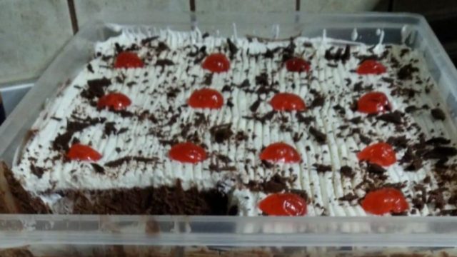 Μπισκοτόγλυκο στο τάπερ με cookies και σαντιγί σοκολάτα