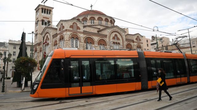 Σύγκρουση αυτοκινήτου με τραμ στον Πειραιά: Το πήραν με τα πόδια οι επιβάτες