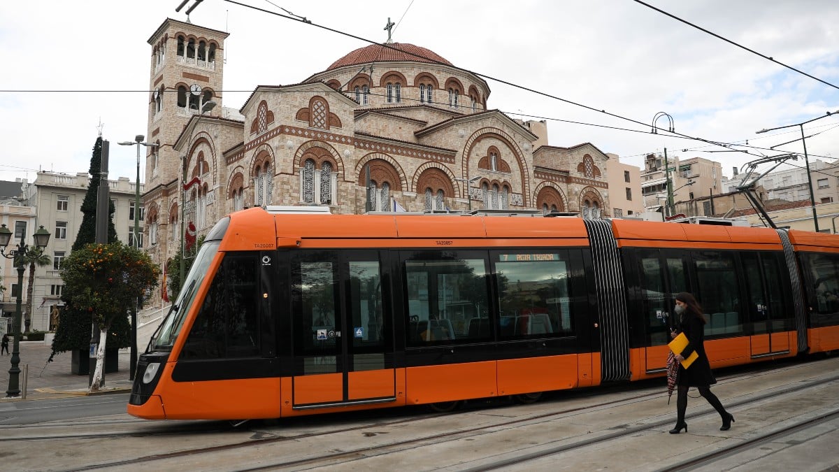Σύγκρουση αυτοκινήτου με τραμ στον Πειραιά: Το πήραν με τα πόδια οι επιβάτες