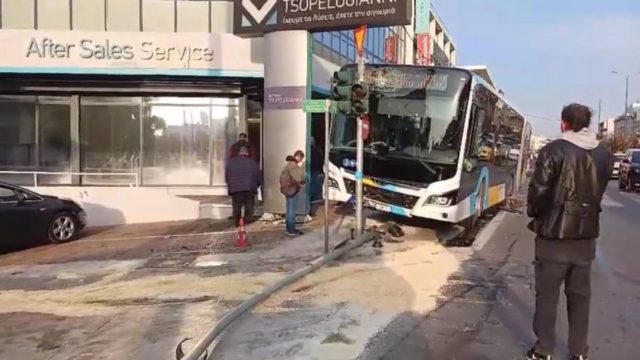 Λεωφορείο έπεσε πάνω σε φανάρι στη Μεσογείων – Ο οδηγός έχασε τον έλεγχο του οχήματος (video)
