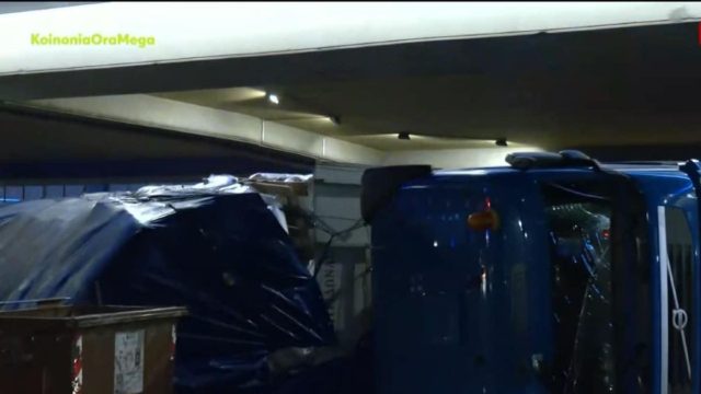 Συναγερμός κοντά στο κέντρο της Αθήνας: Ανατροπή νταλίκας στην Ιερά Οδό και κλειστός ο παράδρομος στον Κηφισό