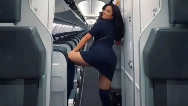 Άτυχη: Αεροσυνοδός κάνει twerking σε αεροπλάνο για να γιορτάσει την πρόσληψη, αλλά την… απολύουν