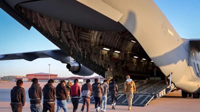 Μαζικές απελάσεις μεταναστών στις ΗΠΑ – Οι σοκαριστικές εικόνες με κρατούμενους