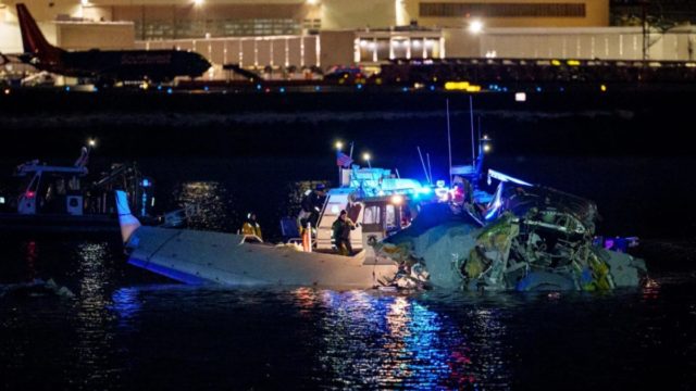 Συντριβή αεροπλάνου στην Ουάσινγκτον: Μαζεύουν πτώματα από το παγωμένο ποτάμι – Πάνω από 30, φόβοι ότι είναι όλοι νεκροί
