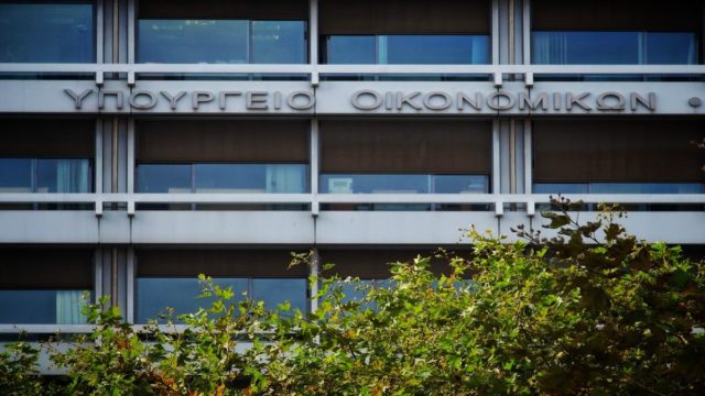 Παρενέβη το Υπουργείο Οικονομικών για τις τιμές στα ασφάλιστρα υγείας – Τι αποφασίστηκε