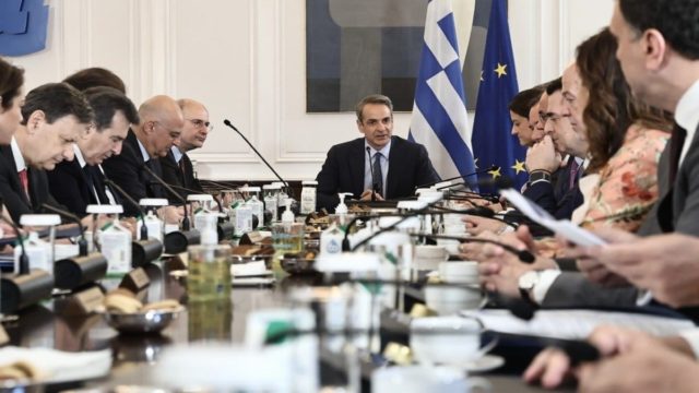 Ο Μητσοτάκης υποδέχεται την κυβερνητική ομάδα στο πρώτο Υπουργικό του 2025: Η ατζέντα, ο νομοθετικός «πυρετός» και ο ΠτΔ