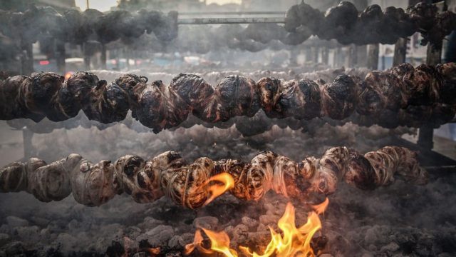 Η φωτογραφία της ημέρας: Οι σούβλες παίρνουν φωτιά