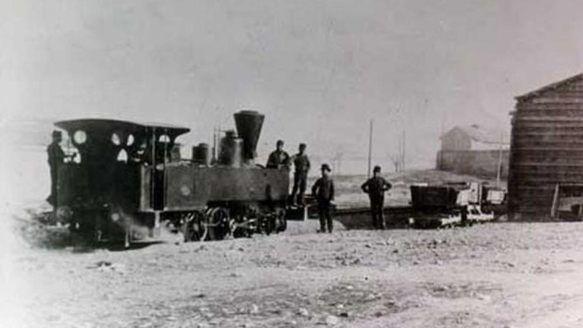 27 Φεβρουαρίου 1869: Εγκαινιάζεται η λειτουργία του ατμοκίνητου σιδηρόδρομου που ενώνει την Αθήνα με τον Πειραιά