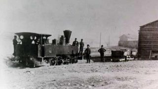 27 Φεβρουαρίου 1869: Εγκαινιάζεται η λειτουργία του ατμοκίνητου σιδηρόδρομου που ενώνει την Αθήνα με τον Πειραιά