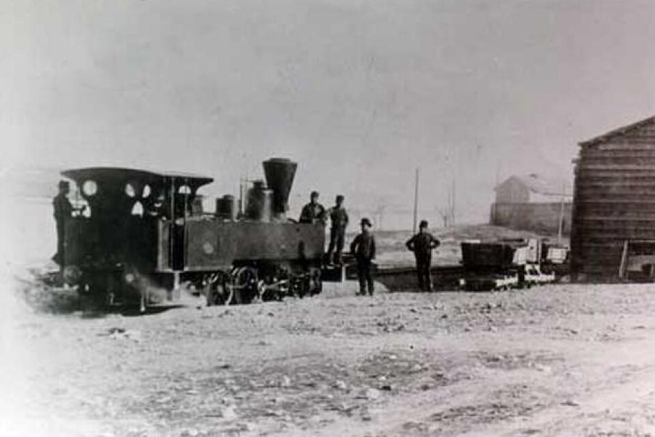 27 Φεβρουαρίου 1869: Εγκαινιάζεται η λειτουργία του ατμοκίνητου σιδηρόδρομου που ενώνει την Αθήνα με τον Πειραιά