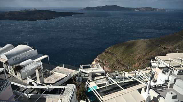 Καθησυχάζει ο Παπαζάχος: «Η Σαντορίνη θα αντέξει έναν σεισμό 6 Ρίχτερ, είχαμε στο μυαλό μας χειρότερα σενάρια»