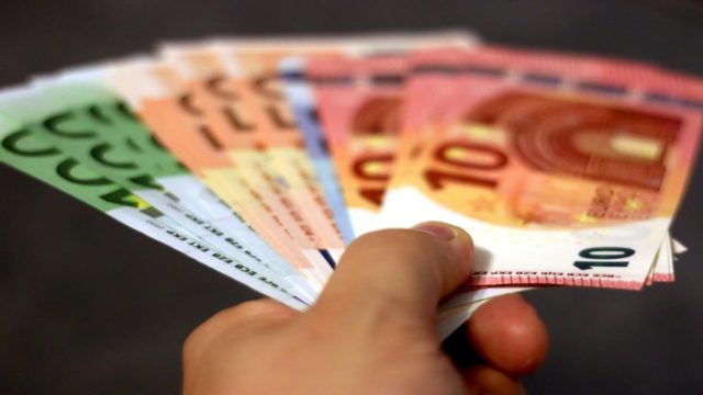 Έρχεται νέο επίδομα 300 ευρώ: Οι δικαιούχοι και μέχρι πότε μπορούν να υποβληθούν αιτήσεις