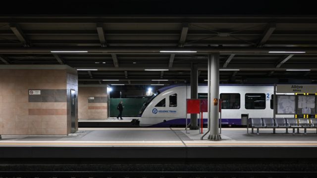 «Υπήρξε πρόβλημα με τον κλιματισμό»: Η απάντηση της Hellenic Train για το βαγόνι του Προαστιακού που… έβγαζε καπνούς