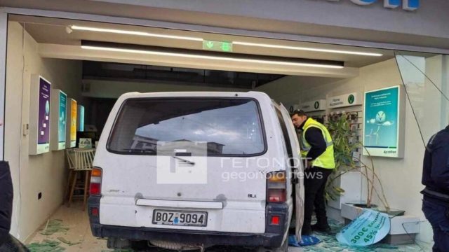 Σοκ στον Βόλο: Οδηγός υπέστη ανακοπή και «μπούκαρε» με το αυτοκίνητο σε κατάστημα