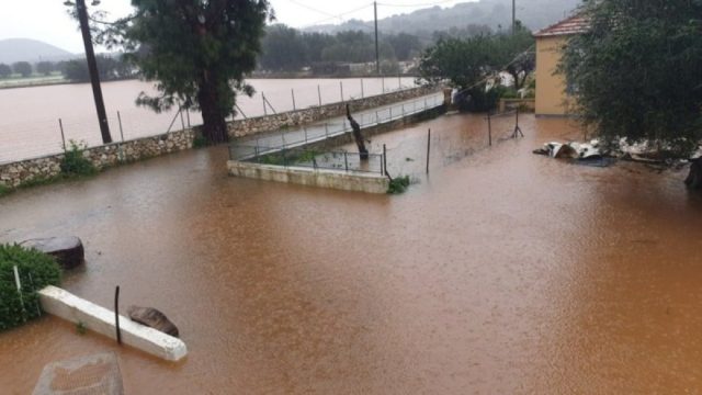 Σε επιφυλακή οι κάτοικοι στην Κεφαλονιά: «Είναι τρεις μέρες που δεν έχουμε ησυχάσει – Η ποσότητα του νερού είναι μεγάλη»
