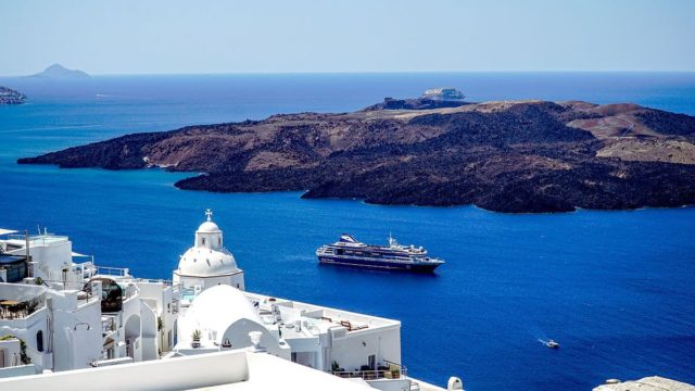 Η φωτογραφία της ημέρας: Οι σκέψεις μας στους κατοίκους της Σαντορίνης