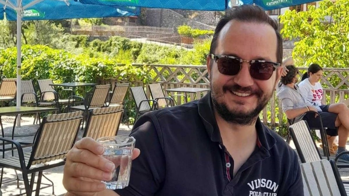 Βασίλης Καλογήρου: Αυτό ήταν το διαμέρισμα που ζούσε με τον πατέρα του στην Καστοριά – Ήταν σχολικός ψυχολόγος σε πέντε δημοτικά
