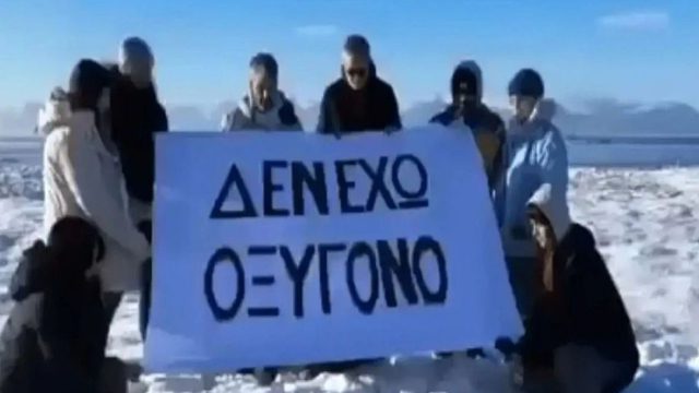Τέμπη: Συγκινεί παρέα ανθρώπων απ’ την Ισλανδία – «Δεν έχω οξυγόνο»