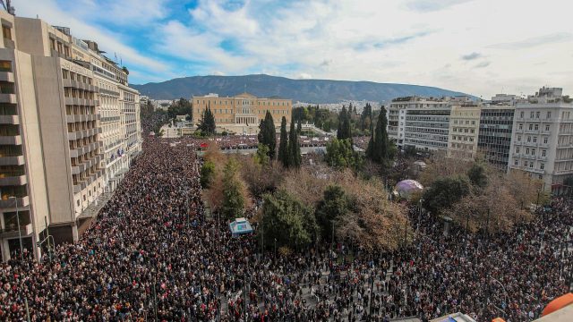 Τέμπη: Δύο χρόνια μετά το έγκλημα οι πολίτες βγαίνουν στους δρόμους!