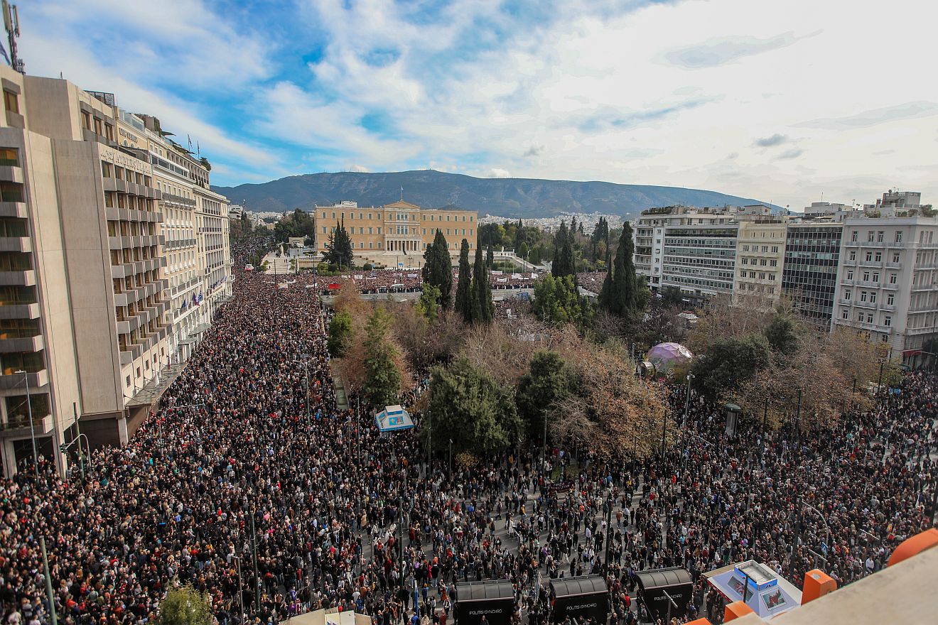 Τέμπη: Δύο χρόνια μετά το έγκλημα οι πολίτες βγαίνουν στους δρόμους!